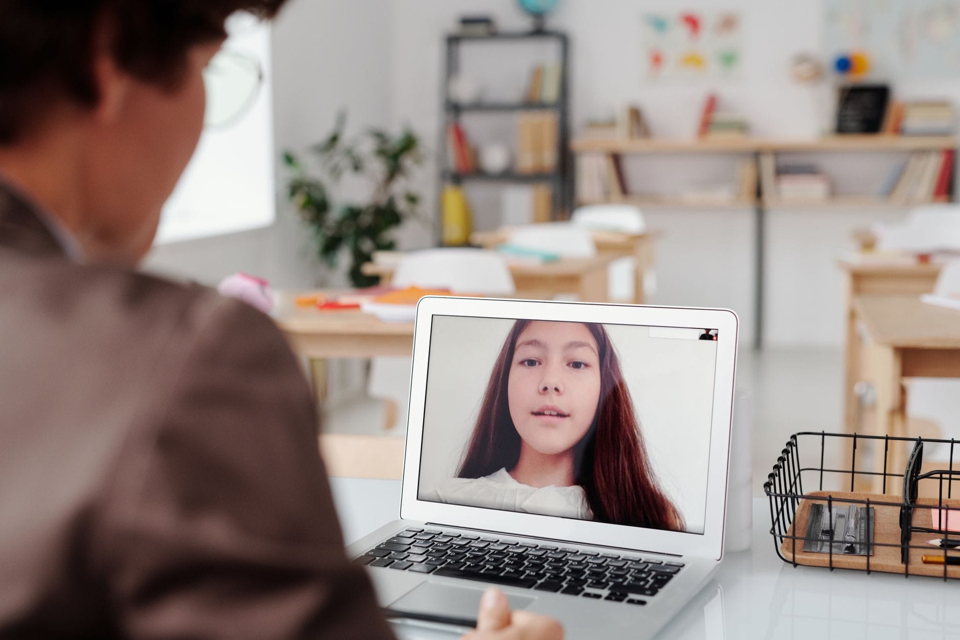 Nauczyciel prowadzi lekcję online z uczennicą na ekranie laptopa Nauczyciel prowadzi lekcję online z uczennicą na ekranie laptopa